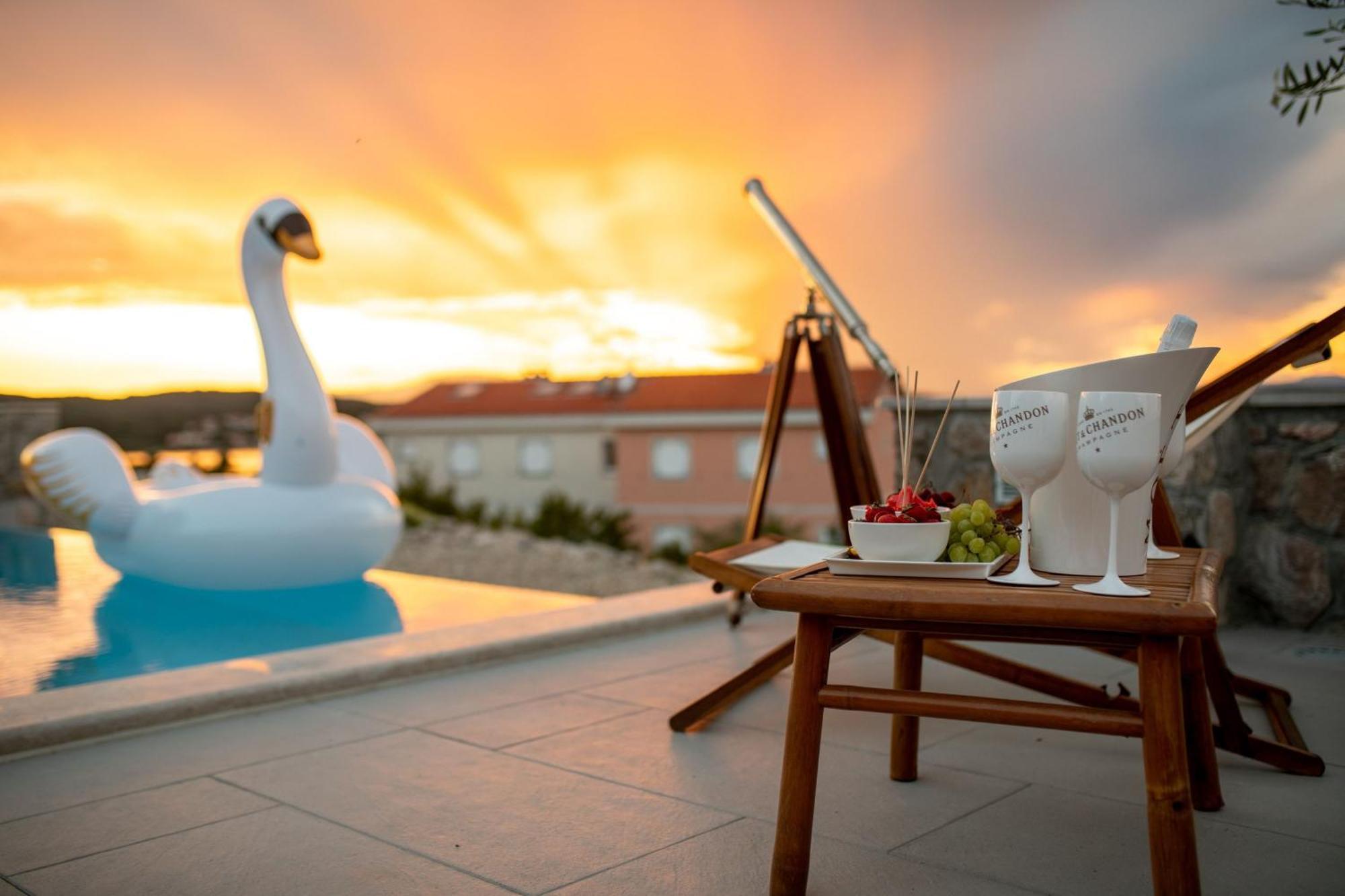 Luxury Allen With Pool Klimno