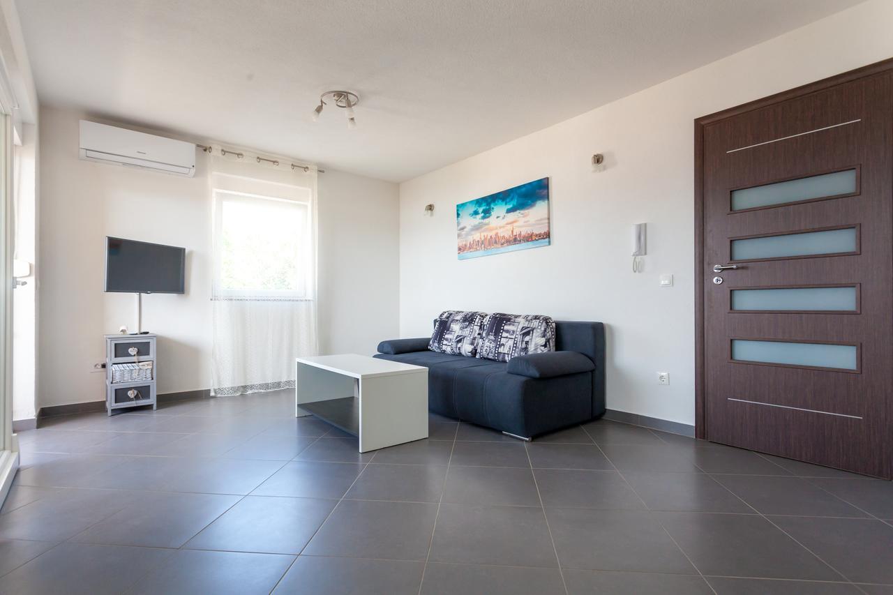 Luxury Allen With Pool Apartment Klimno